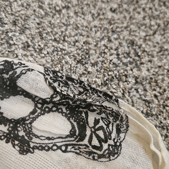 Scarf with Skulls - Picture 15 of 15